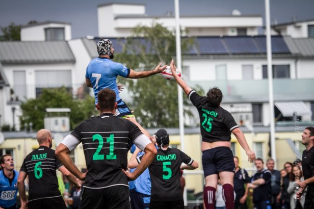 Big Max trying to steal the ball during the linout against Celtic Vienna